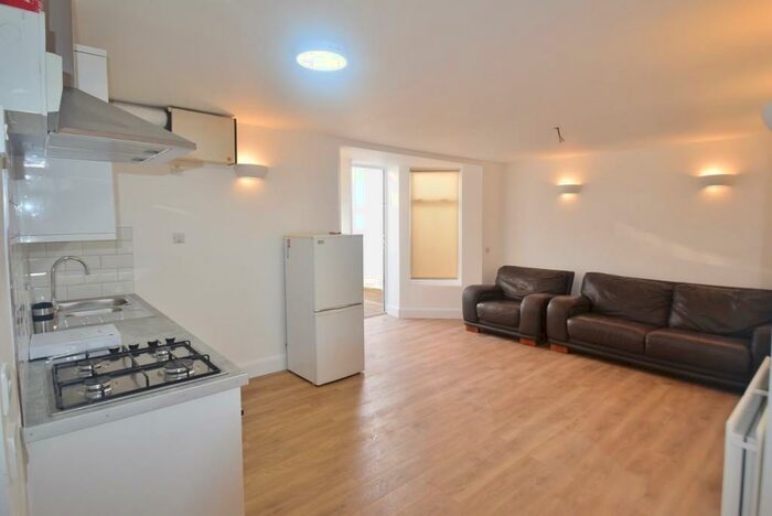 1 Bedroom Flat To Rent In Woodstock Avenue, Golders Green, NW11