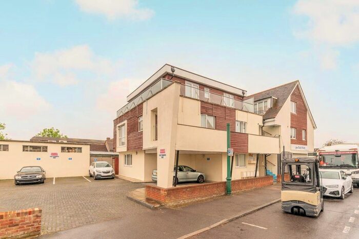 2 Bedroom Flat To Rent In Stonecot Hill, Morden, Sutton, SM3