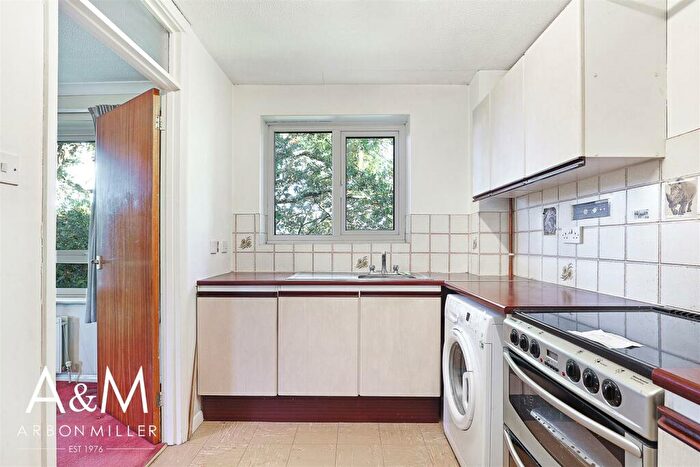 1 Bedroom Flat For Sale In Farm View Court, Newbury Park, IG2