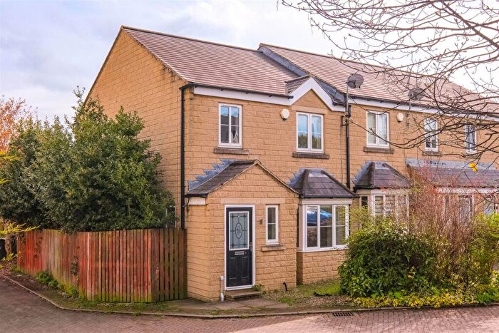 3 Bedroom Town House For Sale In Larkfield Court, Brighouse, HD6