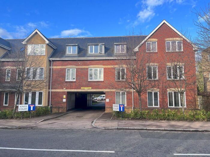2 Bedroom Flat To Rent In Kings Court, Southdown Rd, Harpenden, AL5