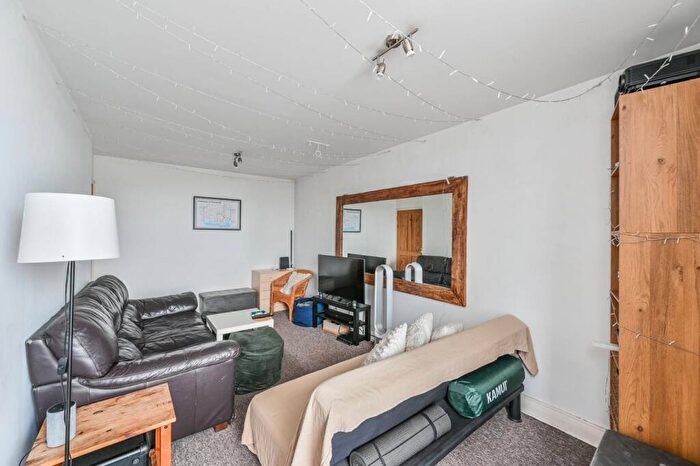 2 Bedroom Flat To Rent In Eagle Heights, Bramlands Close, Clapham Junction, London, SW11