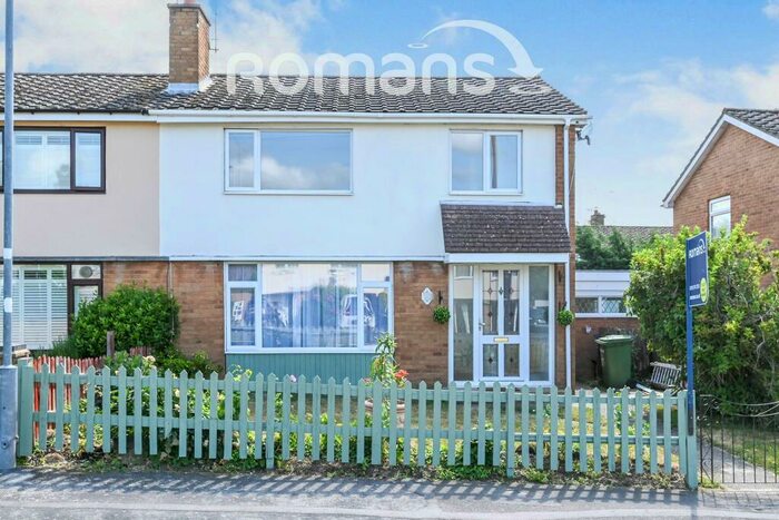 3 Bedroom Semi-Detached House To Rent In South Meadow, RG45