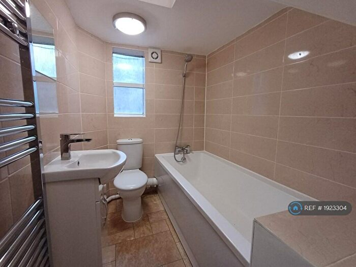 2 Bedroom Flat To Rent In Cressingham Road, London, SE13