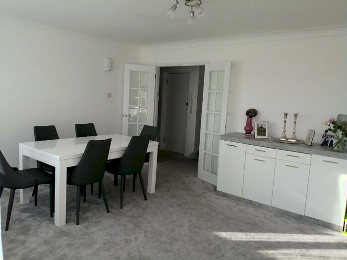 2 Bedroom Flat To Rent In Wayside, London, NW11