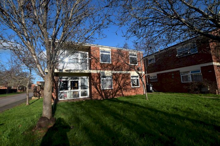 2 Bedroom Flat To Rent In Bossington Drive, Taunton, TA2