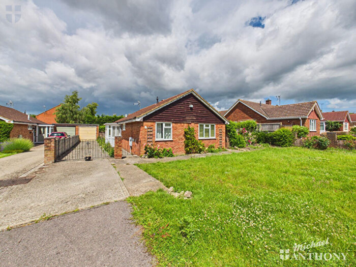 3 Bedroom Bungalow For Sale In Eleanor Gardens, Aylesbury, HP21
