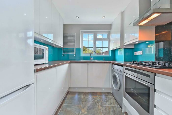 2 Bedroom House To Rent In Poplar Grove, New Southgate, N11