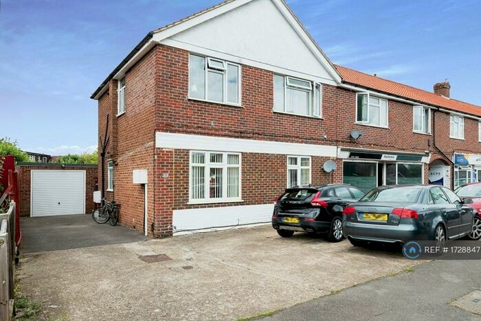 1 Bedroom Flat To Rent In Cannon Grove, Leatherhead, KT22