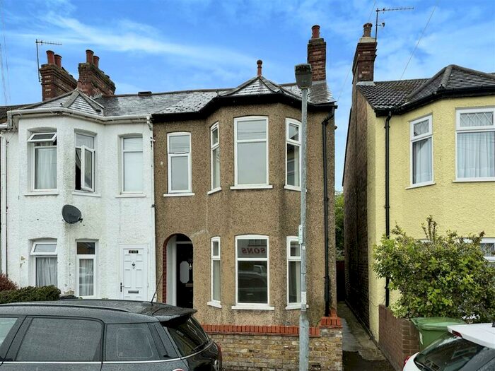 3 Bedroom Semi-Detached House To Rent In Apsley, Hemel Hempstead, HP3