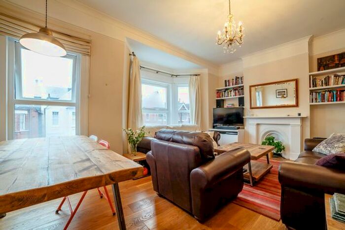 3 Bedroom Flat To Rent In Thornlaw Road, London, SE27