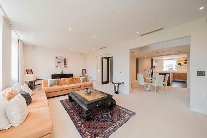 2 Bedroom Flat To Rent In Cadogan Square, London, SW1X