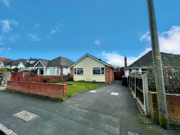 2 Bedroom Bungalow To Rent In Throop, BH9