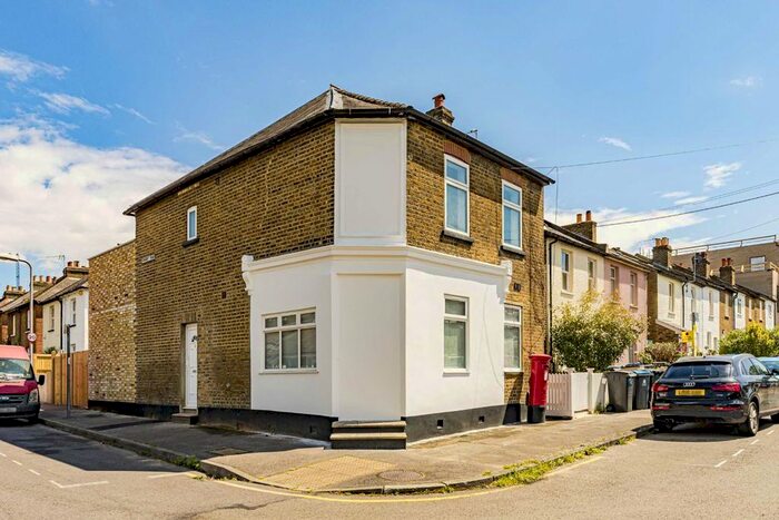 3 Bedroom Flat To Rent In Cambridge Grove Road, Norbiton, Kingston Upon Thames, KT1