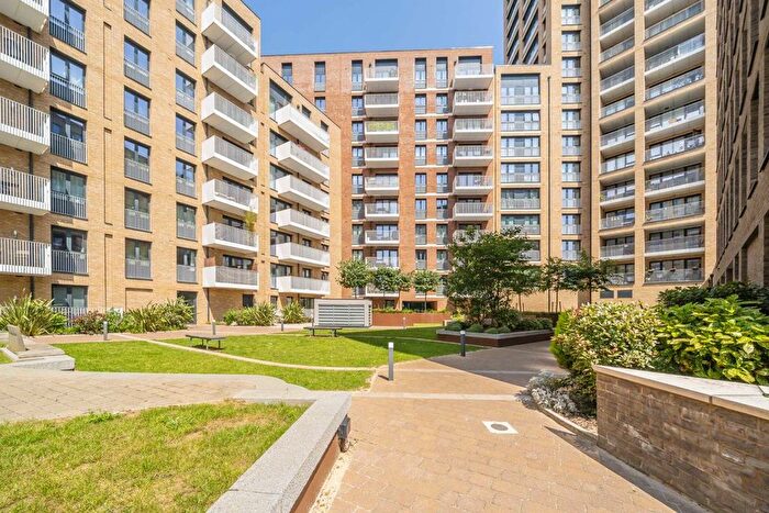 2 Bedroom Flat To Rent In Lakeside Drive, Acton, NW10
