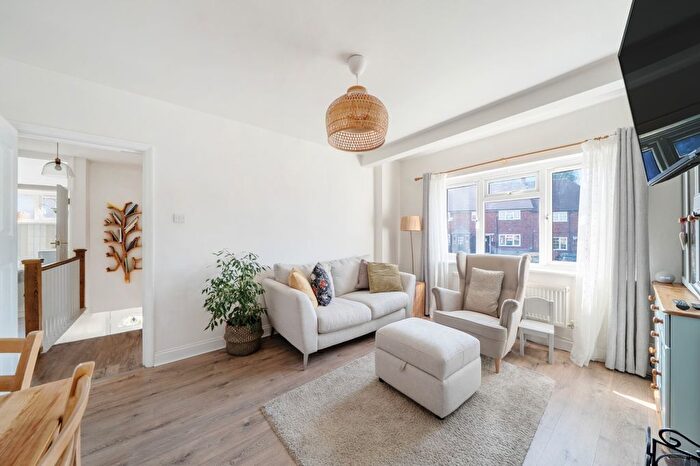 3 Bedroom Maisonette To Rent In Churchbury Road, London, SE9