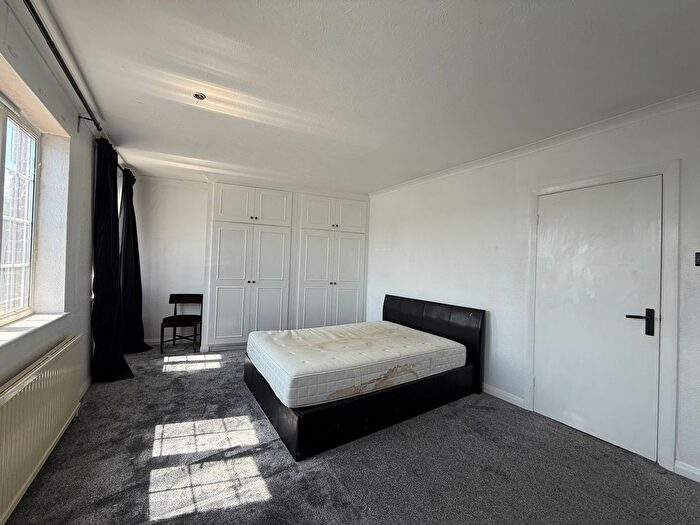 3 Bedroom Flat To Rent In Station Road, Upminster, RM14