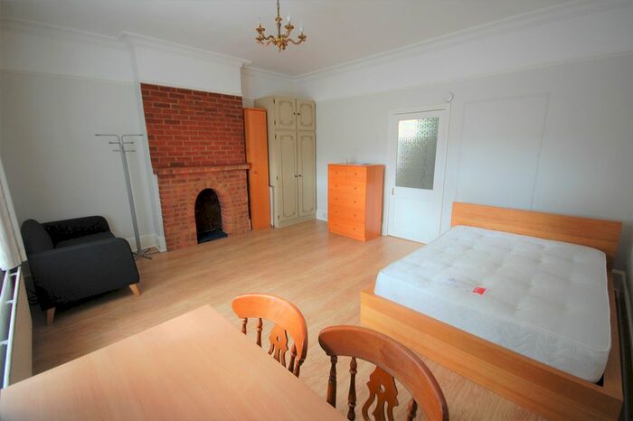 Studio To Rent In Chiswick High Road, London, W4