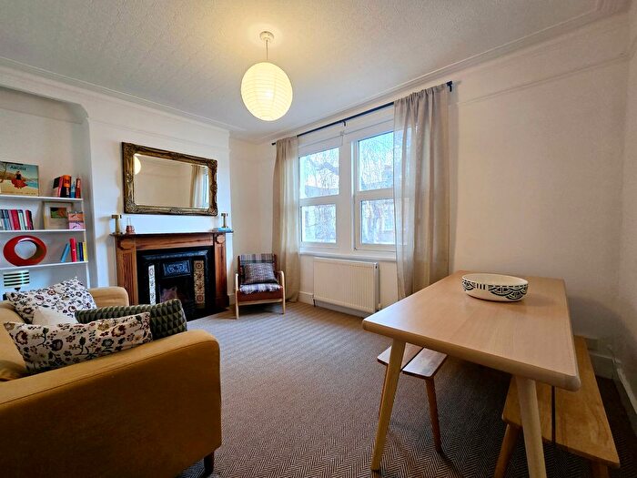 3 Bedroom Flat To Rent In Grantham Road, Clapham, SW9