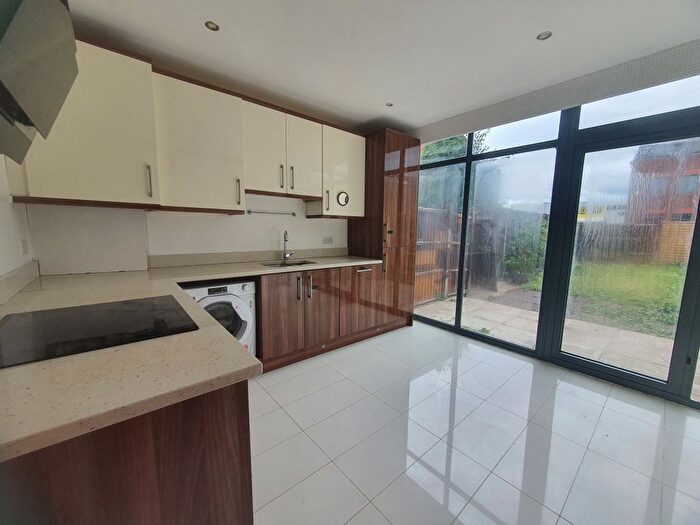 4 Bedroom Semi-Detached House To Rent In Farnburn Avenue, Slough, SL1