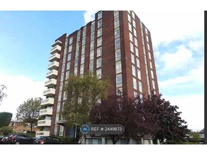 3 Bedroom Flat To Rent In Turnpike Link, Croydon, CR0