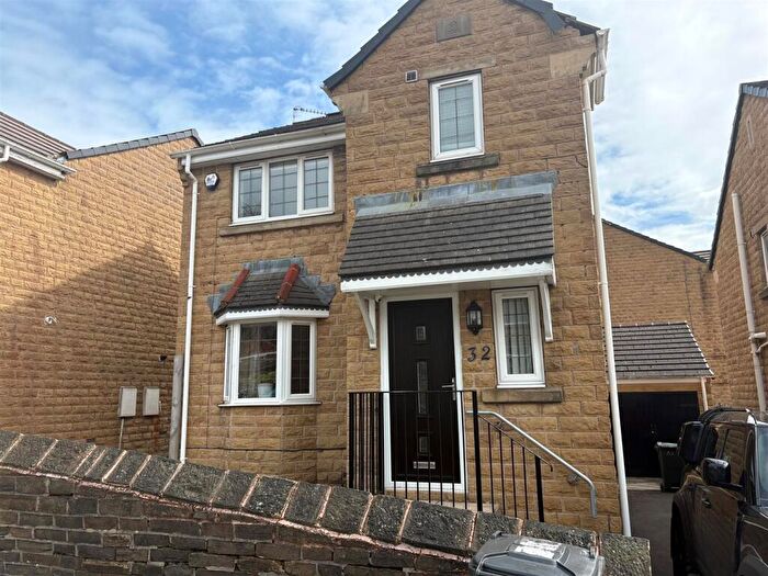 3 Bedroom Detached House For Sale In Hazelhurst Road, Daisy Hill, Bradford, BD9