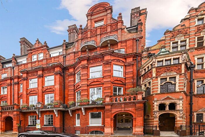 4 Bedroom Flat To Rent In Cadogan Square, London, SW1X