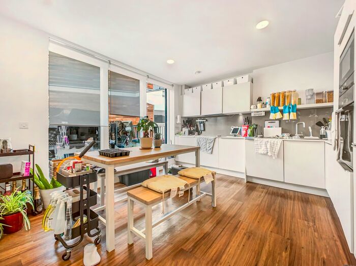 3 Bedroom Flat To Rent In Market Road, Islington, N7