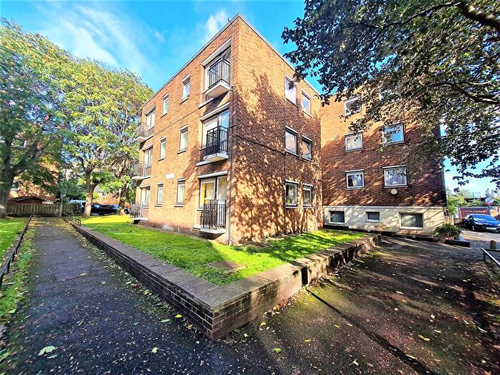 2 Bedroom Flat To Rent In Sheepcote Lane, Battersea, SW11