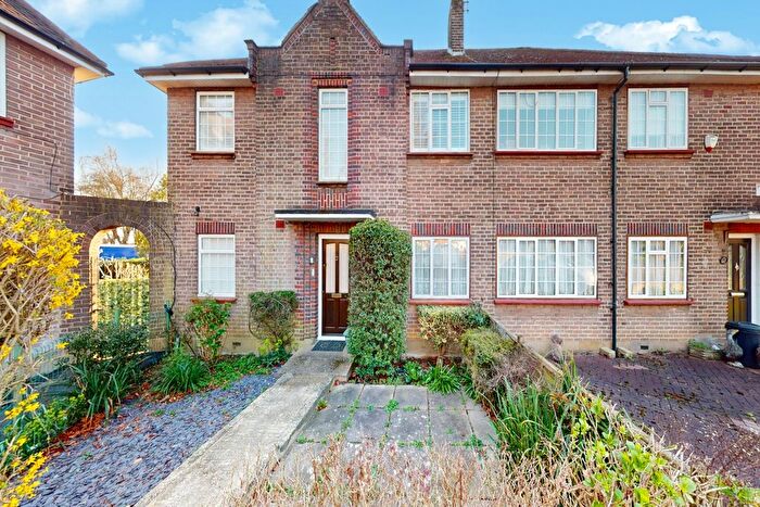 2 Bedroom Maisonette For Sale In Parkway Court, Pembroke Road, Ruislip, HA4