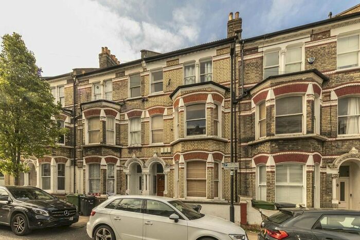 3 Bedroom Flat To Rent In Sandmere Road, London, SW4