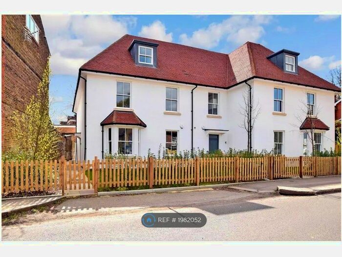 1 Bedroom Flat To Rent In Hatchlands Road, Redhill, RH1