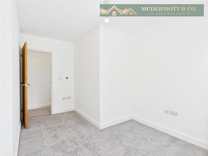 2 Bedroom Flat To Rent In Bradburys Lane, Greenfield, OL3