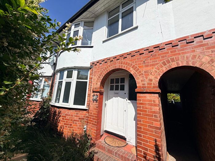 3 Bedroom Terraced House For Sale In Pembroke Avenue, Luton, LU4
