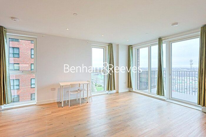 2 Bedroom Flat To Rent In Cedrus Avenue, Southall, UB1