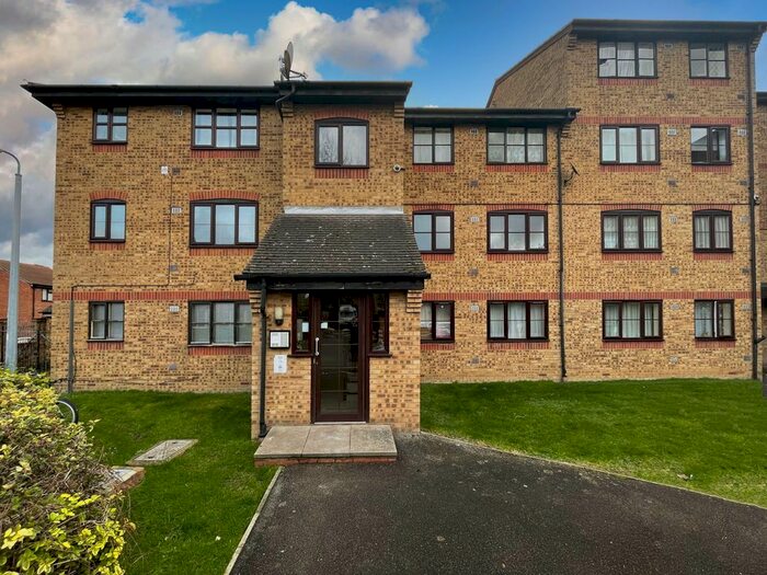 1 Bedroom Flat To Rent In Crest Avenue, Grays RM17