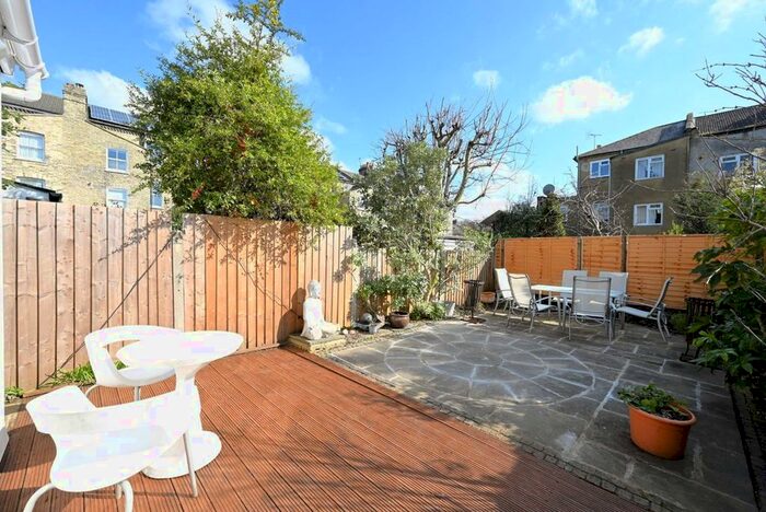 2 Bedroom Flat To Rent In Lorne Road, London, N4