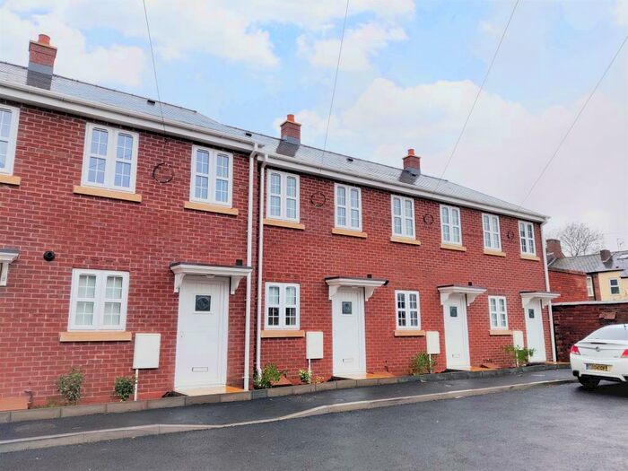 2 Bedroom House To Rent In New Road, Stourbridge, DY8