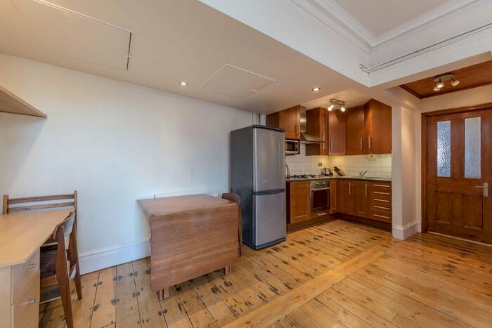 1 Bedroom Flat To Rent In Goldhawk Road, London, W12