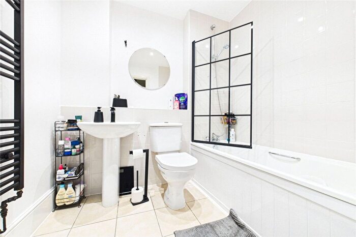 2 Bedroom Flat For Sale In Abbey Gardens, Upper Woolhampton, Reading, Berkshire, RG7