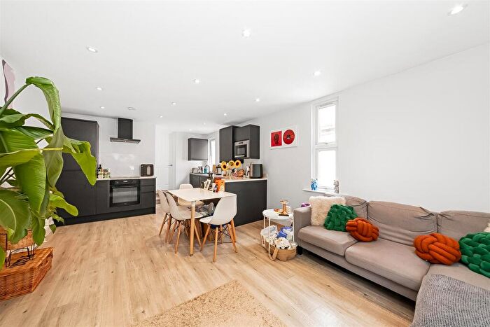 2 Bedroom Flat For Sale In Mayfield Road, South Croydon, CR2