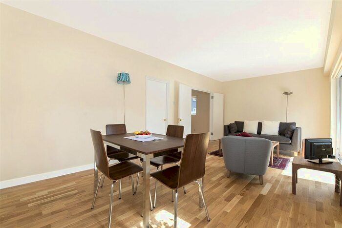 2 Bedroom Flat To Rent In Rosebery Court, London EC1R