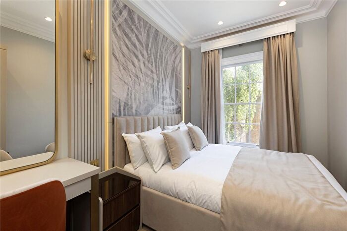 2 Bedroom Flat To Rent In Royal Crescent, London, W11