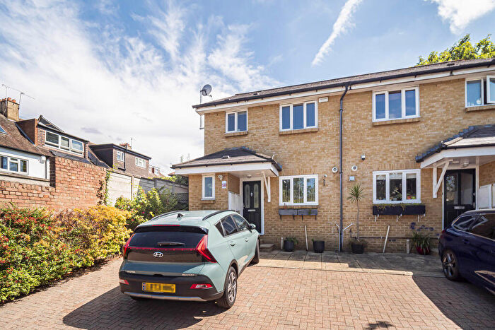 3 Bedroom Semi-Detached House For Sale In Avenue Park Road, London, SE27