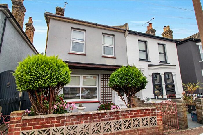 3 Bedroom Semi Detached House For Sale In Cranleigh Drive, Leigh-on-Sea, Essex, SS9