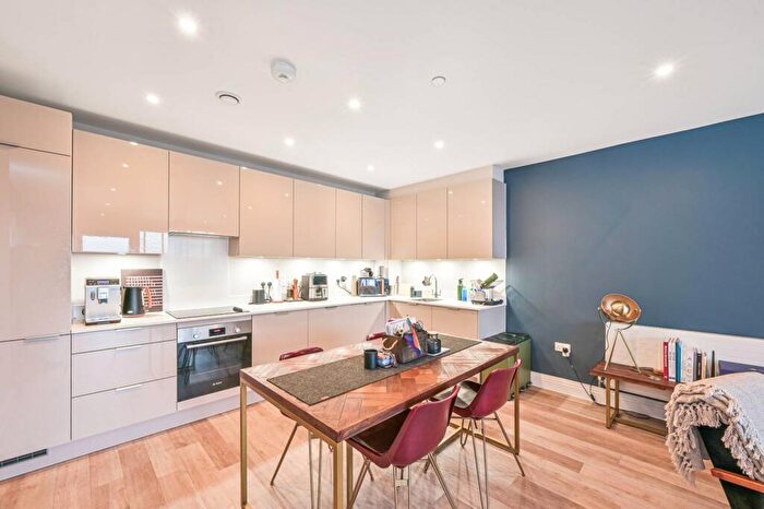 3 Bedroom Flat For Sale In Station Road, New Southgate, London, N11