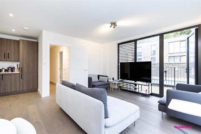 2 Bedroom Flat To Rent In Green Lanes, London, N8