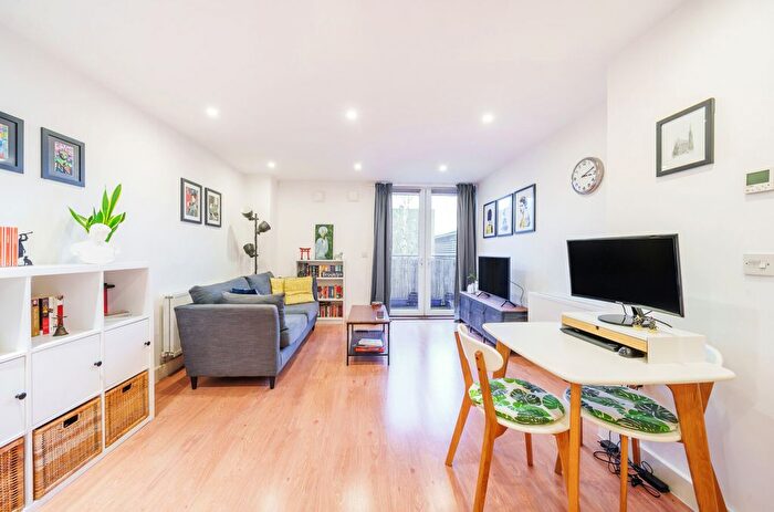 1 Bedroom Flat For Sale In Molineaux Court, Pontes Avenue, Hounslow, TW3