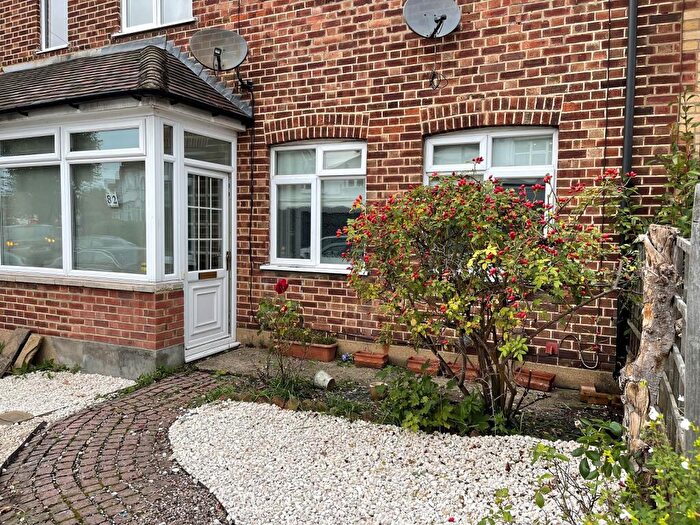 2 Bedroom Flat To Rent In Oak Hill, Woodford Green, Essex., IG8