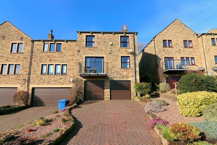 4 Bedroom Town House For Sale In Skipton Road, Cononley, BD20